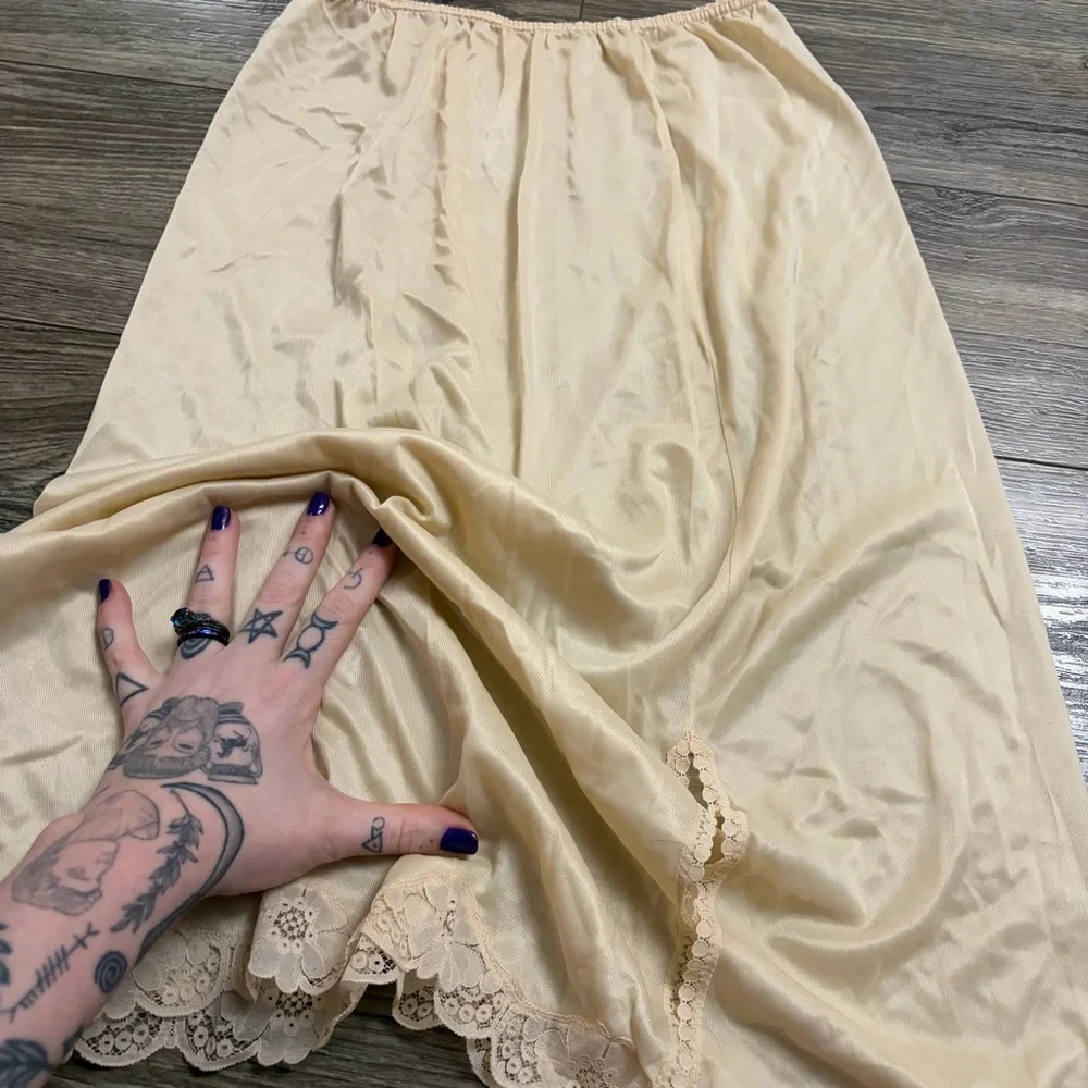 70s/80s European Vintage Silky Lace Split Hem Midi Slip Skirt Champagne/Nude M